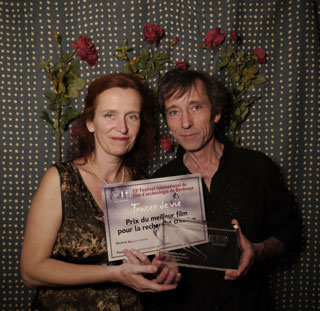 Sophie Cattoire, ralisatrice, et Vincent Lesbros, producteur, prsentent le Prix du meilleur film pour la Recherche Crative obtenu pour leur film : LE DERNIER PAYSAN PRHISTORIEN au Festival Icronos de Bordeaux.