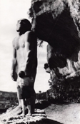 Alain Roussot, enfant, �treint l'Homme primitif des Eyzies-de-Tayac