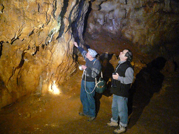 Gilbert Pémendrant et Norbert Aujoulat dans la grotte de Bernifal. PHOTO VINCENT LESBROS