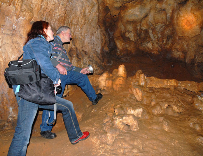 Gilbert Pémendrant a fait découvrir à la réalisatrice Sophie Cattoire les moindres détails de la grotte préhistorique qu'il connaît par coeur. PHOTO TITIA CARRIZEY-JASICK