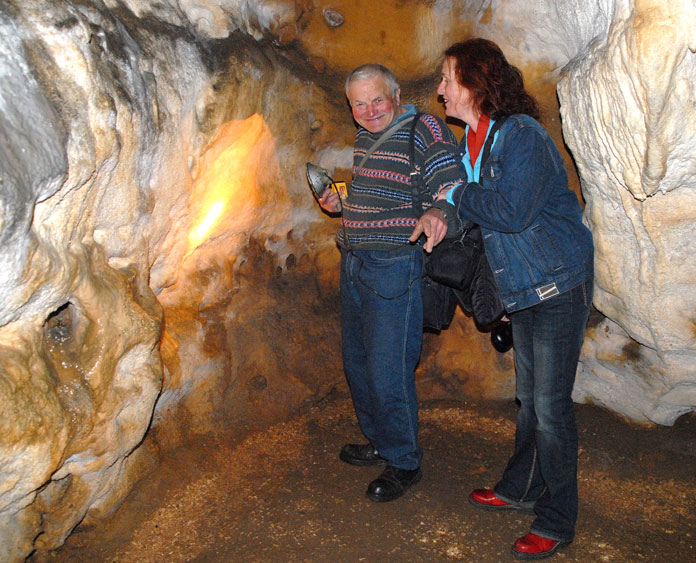 Gilbert Pémendrant a fait découvrir à la réalisatrice Sophie Cattoire les moindres détails de la grotte préhistorique qu'il connaît par coeur. PHOTO TITIA CARRIZEY-JASICK