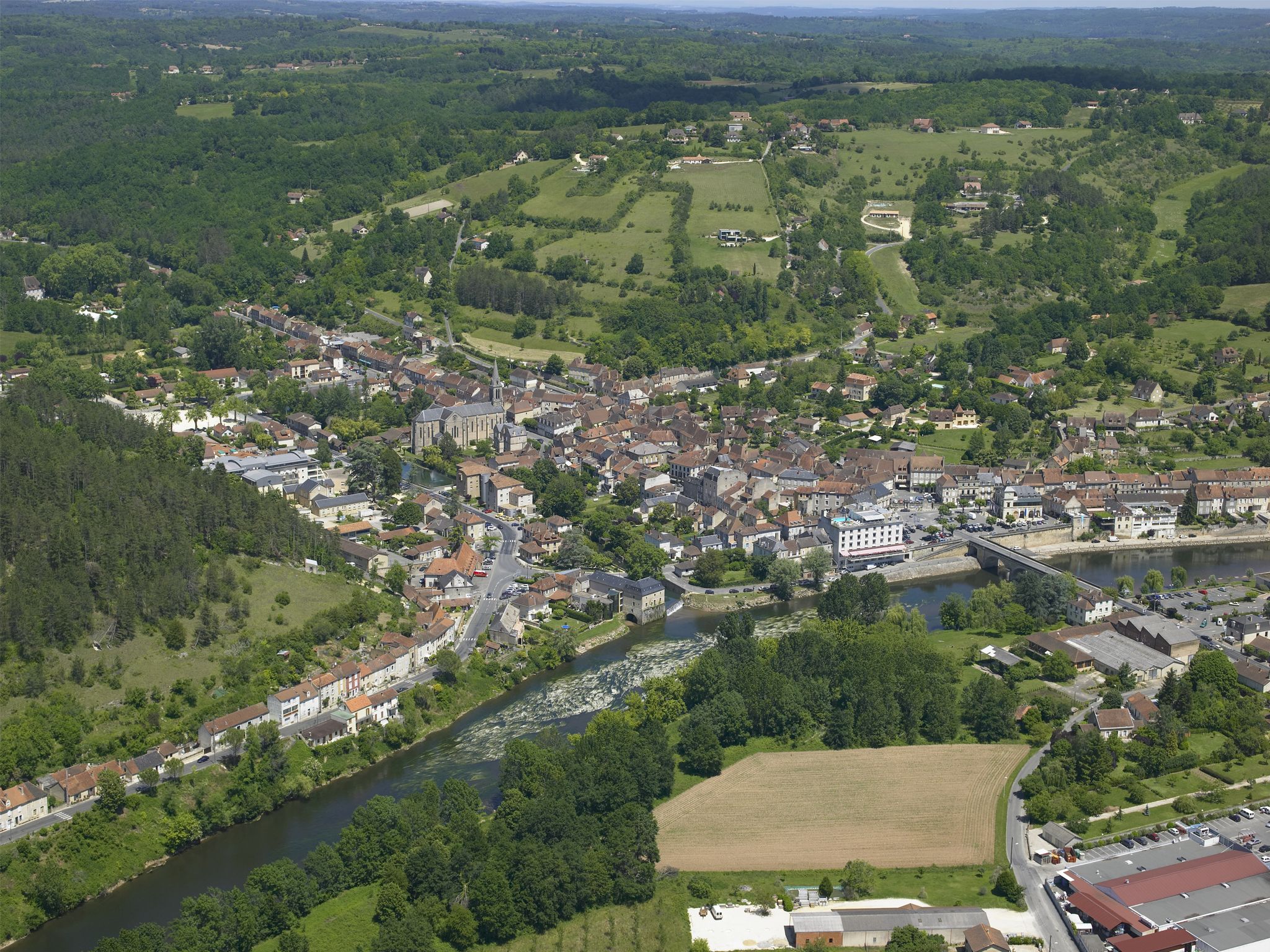 Le Ladouch se jette dans la Vézère au Bugue, vue du ciel