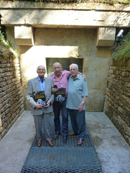 Simon Coencas, Thierry F�lix et Georges Agniel � l'entr�e de la grotte de Lascaux