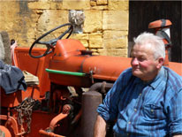 Gilbert Pémendrant, propriétaire de la grotte de Bernifal à Meyrals, Dordogne. Photo : Vincent Lesbros / FERRASSIE TV