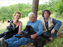 Sofia Cattoire, Gilbèrt Pémendrant e Vincent Lesbros lòrs del
tornatge del film : LO DARRIÈR PAÍSAN PREÏSTORIAN.
Fotò : Vincent Lesbros / FERRASSIE TV